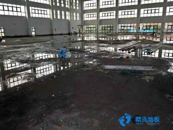知名運(yùn)動館木地板施工團(tuán)隊(duì)